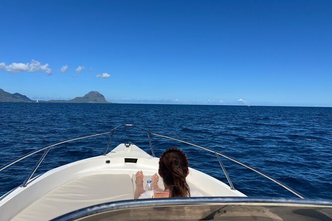 Whale Watching and Private Ocean Safari Experience in Mauritius - Searching for whales with Vassen